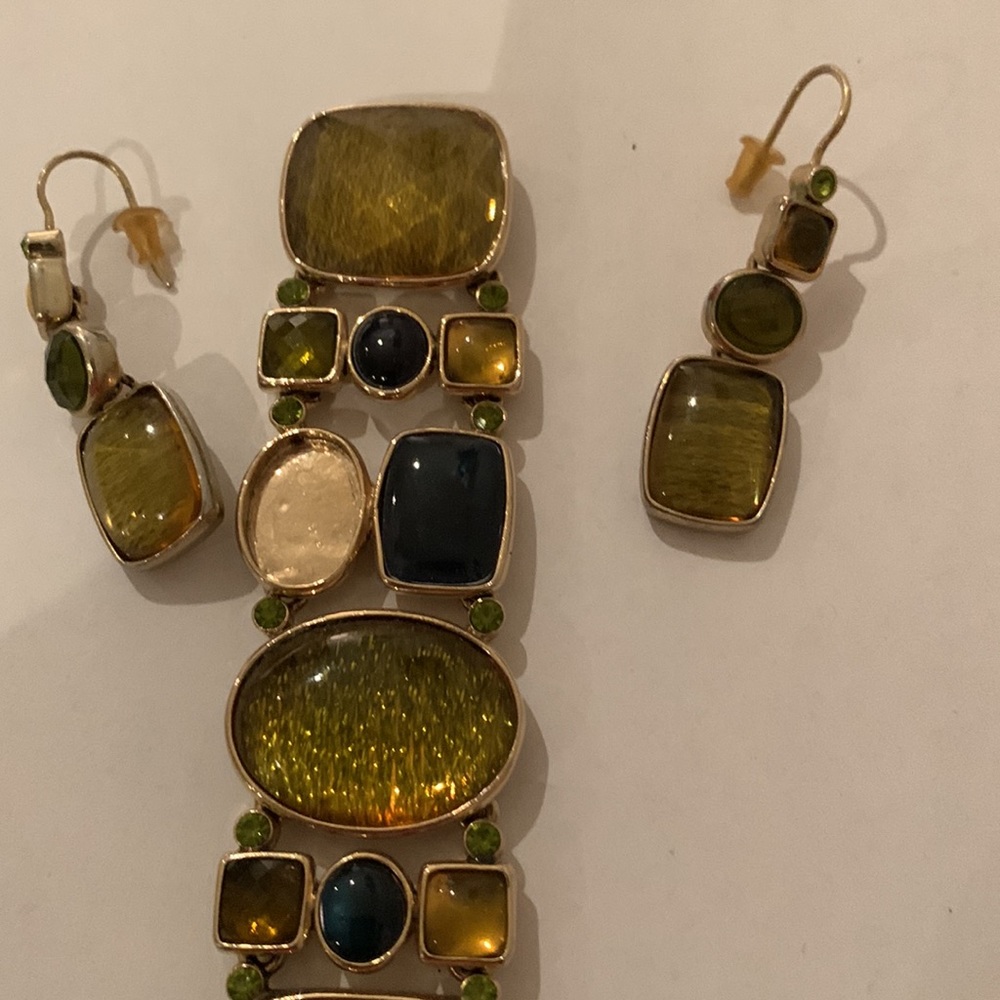 Beautiful set in green includes necklace bracelet and earrings - Picture 2 of 5